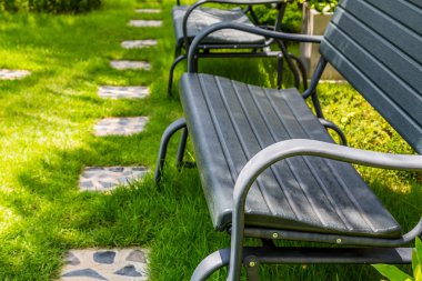 Yeşil çimenlerin üzerinde sandalye