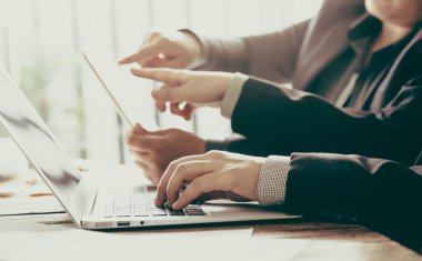 İş adamları ofiste toplanıyor.