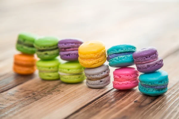 Francia színes macarons a fa asztal — Stock Fotó