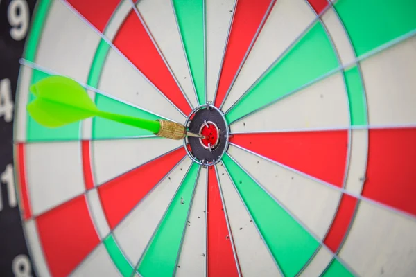 Dartbord met dart close-up — Stockfoto