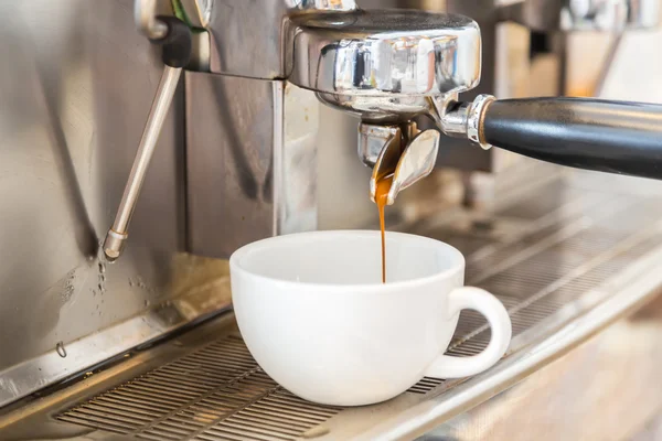 Prepara espresso in caffetteria — Foto Stock