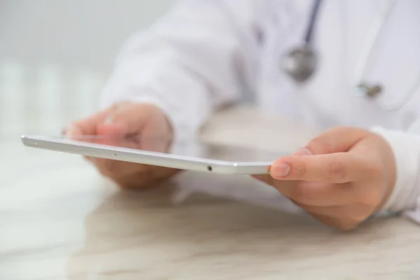 Doctor using tablet computer — Stock Photo, Image