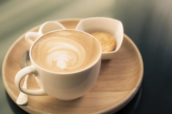 Sıcak latte sanat masada kahve — Stok fotoğraf