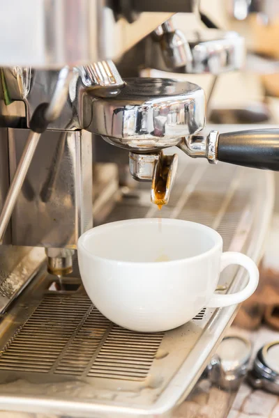 Prepara café expresso em cafeteria — Fotografia de Stock