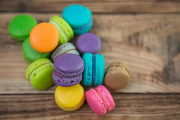 Francia színes macarons a fa asztal — Stock Fotó