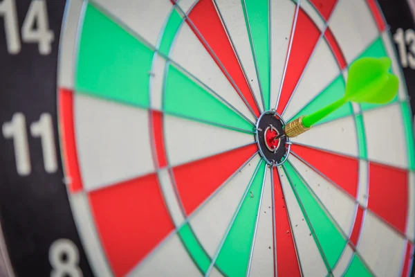 Dartboard com dardo de perto — Fotografia de Stock