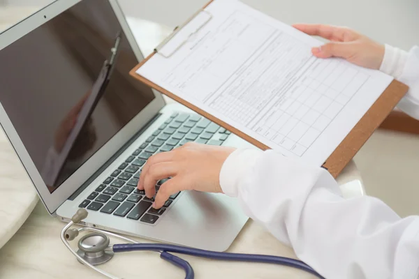 Läkare händer att skriva på laptop tangentbord — Stockfoto