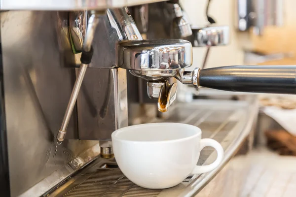 Bereidt espresso in de koffiebar — Stockfoto