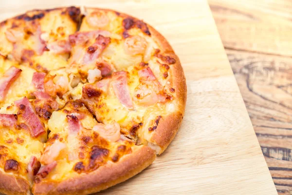 Pizza auf Holzboden — Stockfoto