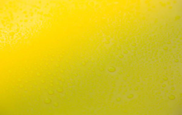 Picături de apă pe podea galbenă — Fotografie, imagine de stoc