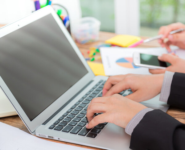 Встреча деловых людей в офисе