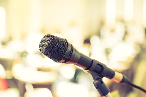 Microfone preto na sala de conferências — Fotografia de Stock