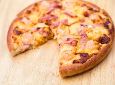 Tahta arka planda pizza.