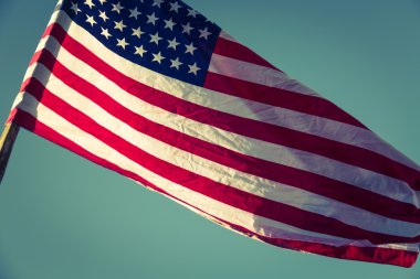 Mavi gökyüzünde Amerikan bayrağı