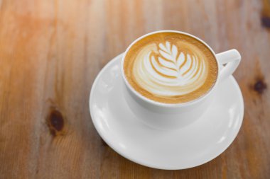 Ahşap masadaki Latte Kahve Sanatı