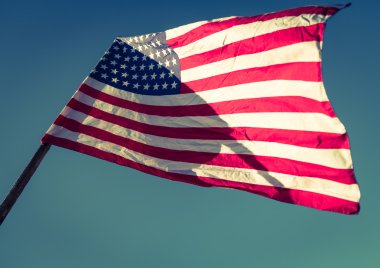 Mavi gökyüzünde Amerikan bayrağı