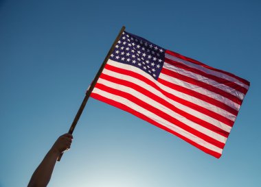 Yıldızlar ve çizgiler ile Amerikan bayrağı ile elini tut