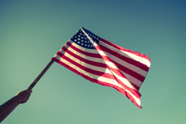 Yıldızlar ve çizgiler ile Amerikan bayrağı ile elini tut