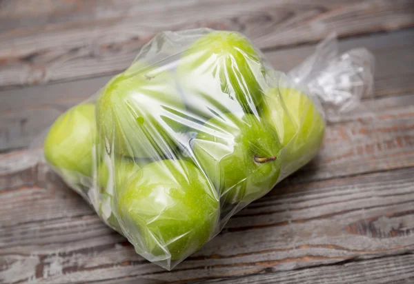 Pommes dans un sac plastique — Photo