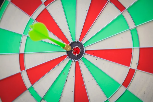 Dartscheibe mit Dart aus nächster Nähe — Stockfoto