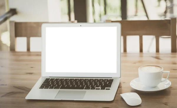 Laptop com xícara de café na mesa de madeira velha — Fotografia de Stock