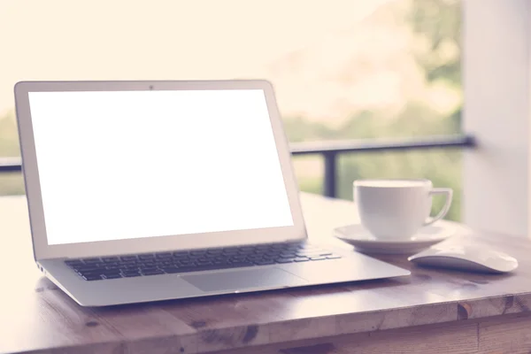 Laptop med kaffekoppen på gamla träbord — Stockfoto