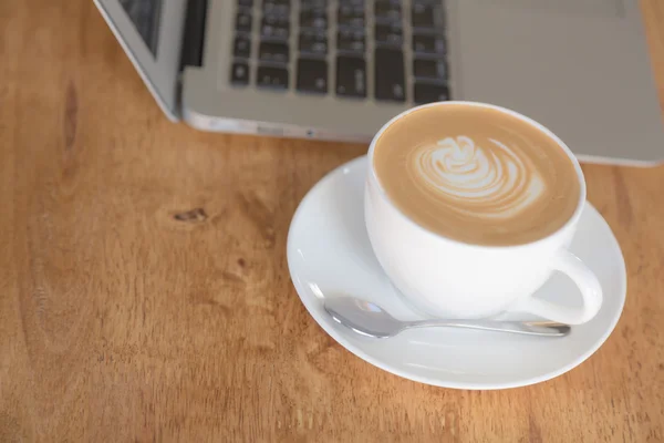 Ordinateur portable avec tasse à café sur une vieille table en bois — Photo