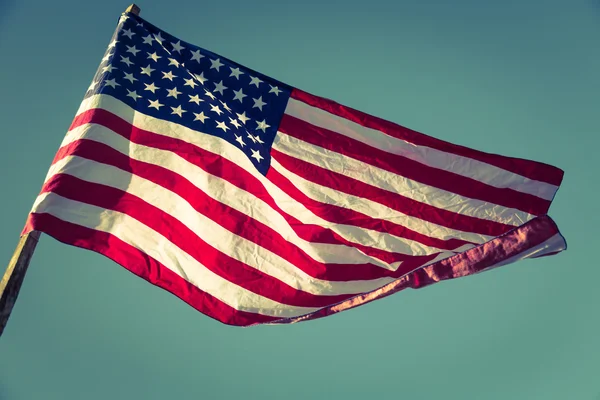 Bandera americana sobre el cielo azul — Foto de Stock