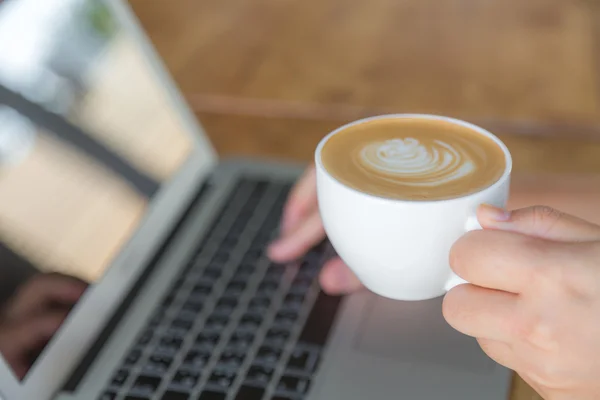 Zakelijke vrouw hand typen op laptop toetsenbord — Stockfoto