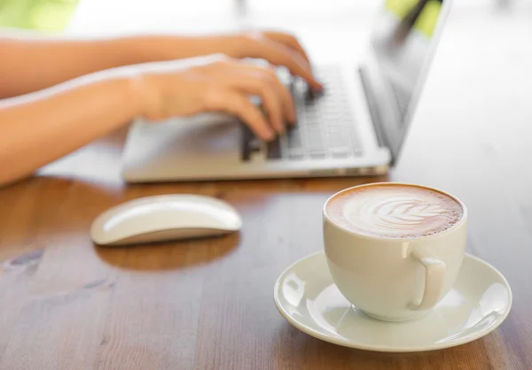 Zakelijke vrouw hand typen op laptop toetsenbord — Stockfoto