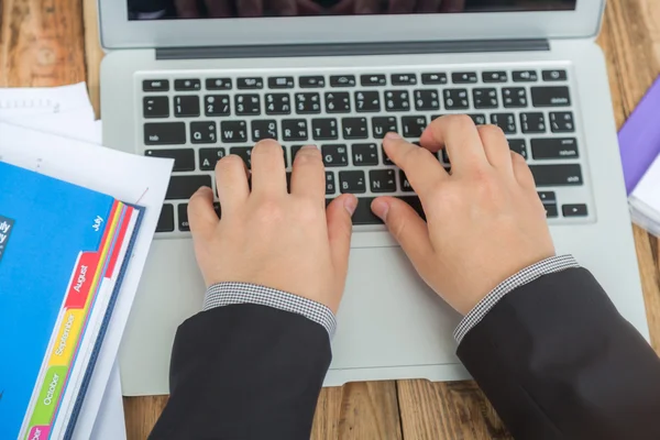 Geschäftsfrau tippt mit der Hand auf Laptop-Tastatur — Stockfoto