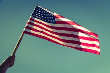 Yıldızlar ve çizgiler ile Amerikan bayrağı ile elini tut