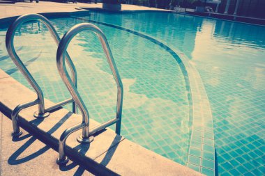 Merdivenli yüzme havuzu