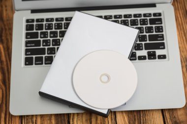 Boş CD kapağında laptop klavye ile