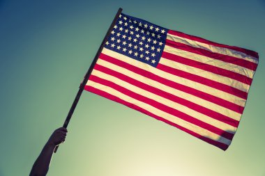 Yıldızlar ve çizgiler ile Amerikan bayrağı ile elini tut