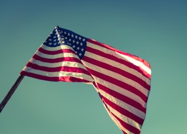 Mavi gökyüzünde Amerikan bayrağı
