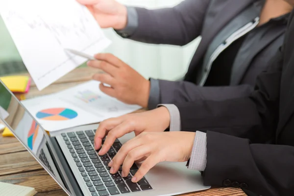 Geschäftsleute treffen sich im Büro — Stockfoto