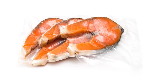 Filetes de salmão congelados numa embalagem a vácuo — Fotografia de Stock