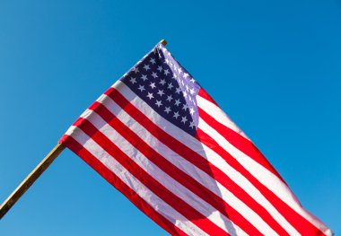 Mavi gökyüzünde Amerikan bayrağı