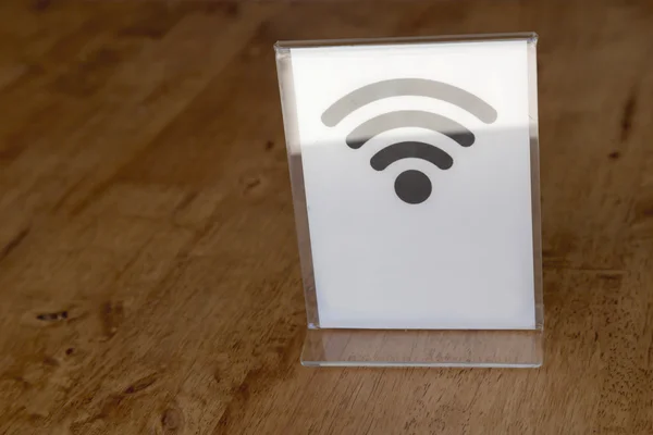 無料 Wifi は、サインオン テーブル — ストック写真