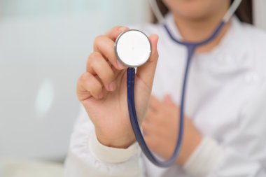 Doktor elinde stetoskop ile