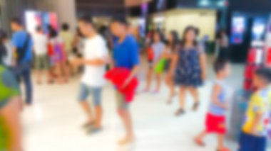 İnsanlar alışveriş merkezinde bulanıklık