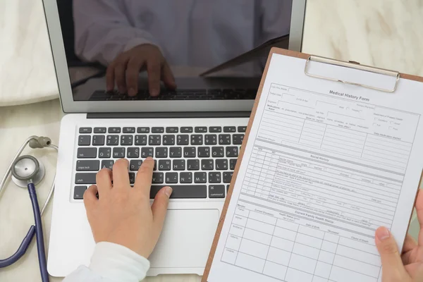 Läkare händer att skriva på laptop tangentbord — Stockfoto