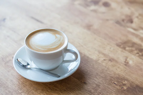 木製のテーブルの上の白いカップにコーヒー — ストック写真