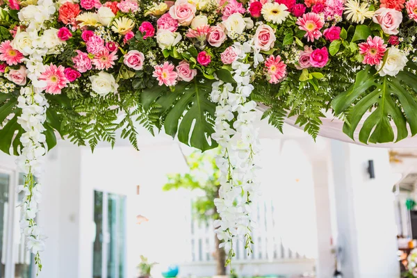 Красивые цветы на свадебной церемонии — стоковое фото