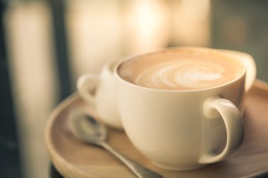 Sıcak latte sanat masada kahve