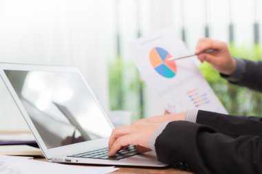 İş adamları ofiste toplanıyor.