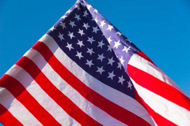 Mavi gökyüzünde Amerikan bayrağı