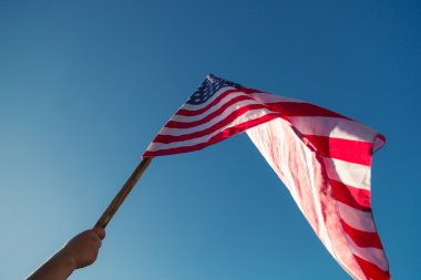 Yıldızlar ve çizgiler ile Amerikan bayrağı ile elini tut