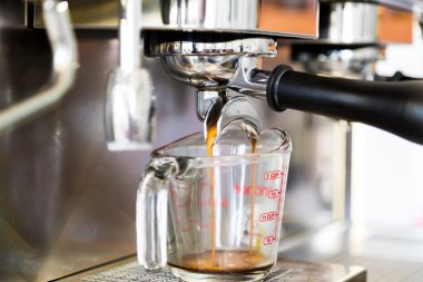 Espresso kahve dükkanında hazırlar